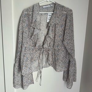 And now this NWT ruffle topper Floral Ruffle Blouse